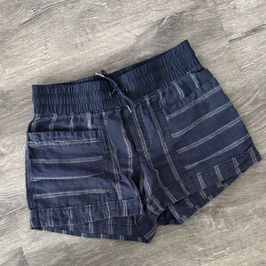 Athleta Cabo Linen Navy / White Stripe 3.5" Inseam Pull On Short Size 4